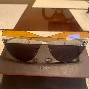 Beautiful Fendi oversized cool butterfly sunglasses nwt